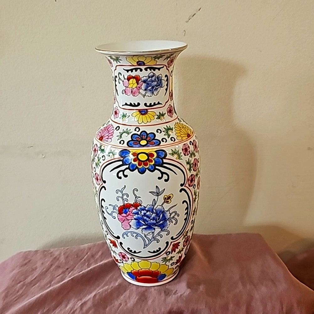Japanese Porcelain Ware Decorative Floral Vase  Made in Hong Kong (sticker gone)